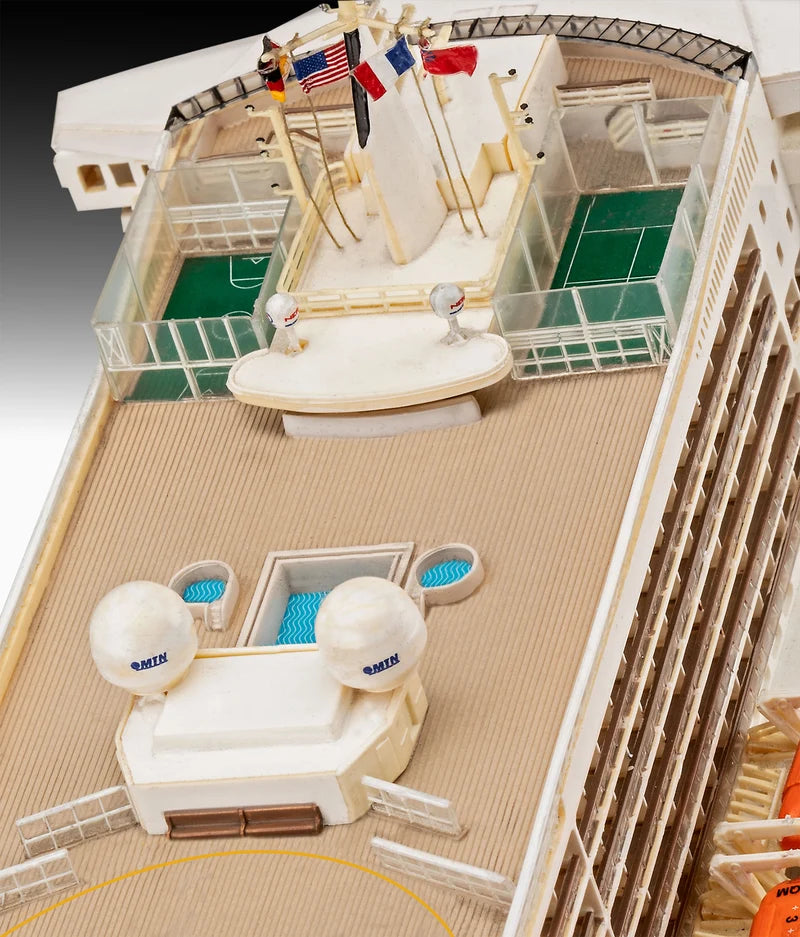 Revell - Queen Mary 2 1:400 Scale