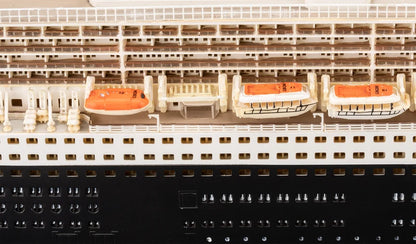 Revell - Queen Mary 2 1:400 Scale