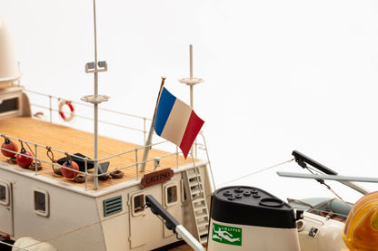 Billing Boats Jacques Costeau Calypso Research Vessel 1:45