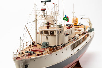 Billing Boats Jacques Costeau Calypso Research Vessel 1:45