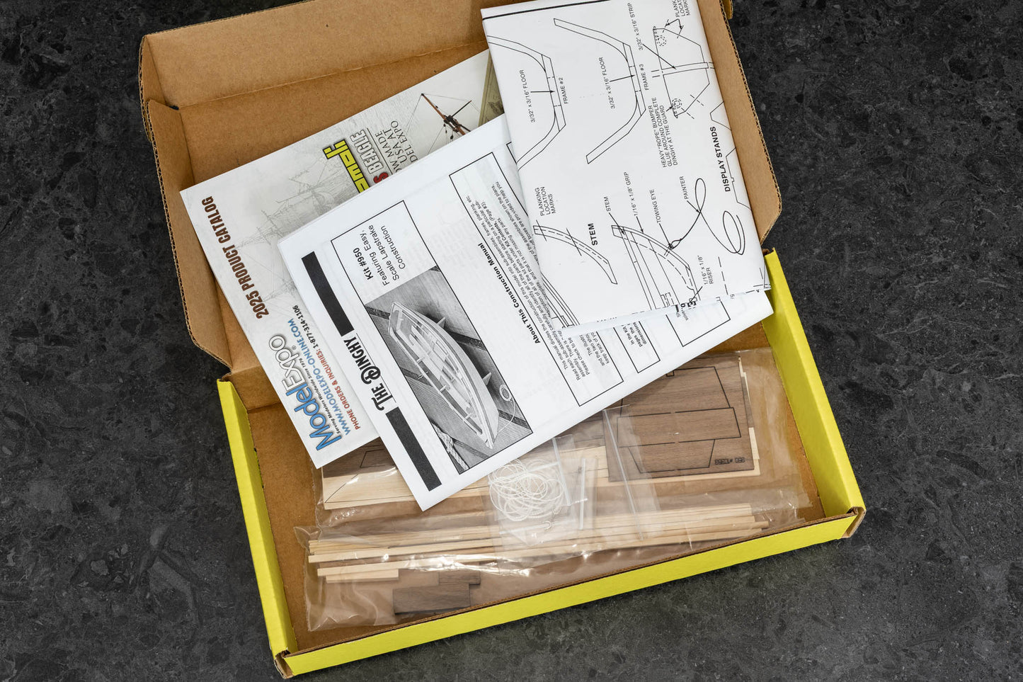 Midwest - Dinghy 1:12 + Complete set of Tools, Paint and Glue