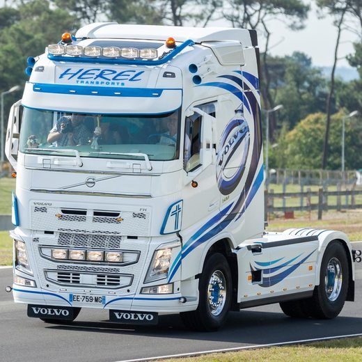Italeri - Volvo FH 4 Globetrotter(Med Roof) 1:24