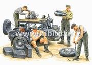 MB - Ger Motorcycle Repair Crew :35