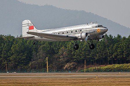 Trumpeter - DC-3 Transport Aircraft 1:48