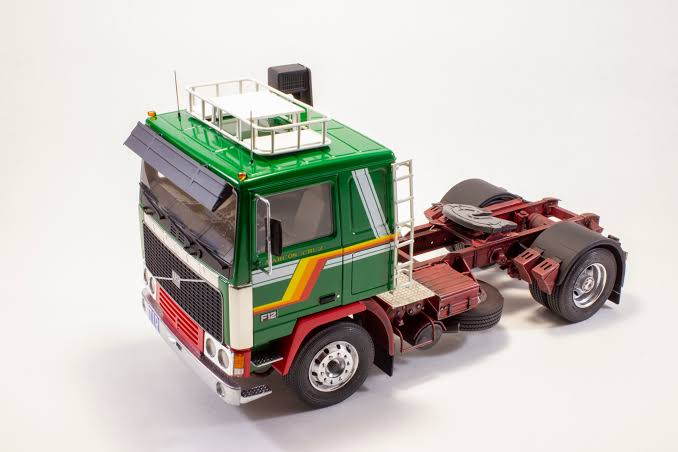 Italeri - Volvo F12 Intercooler Low Roof
