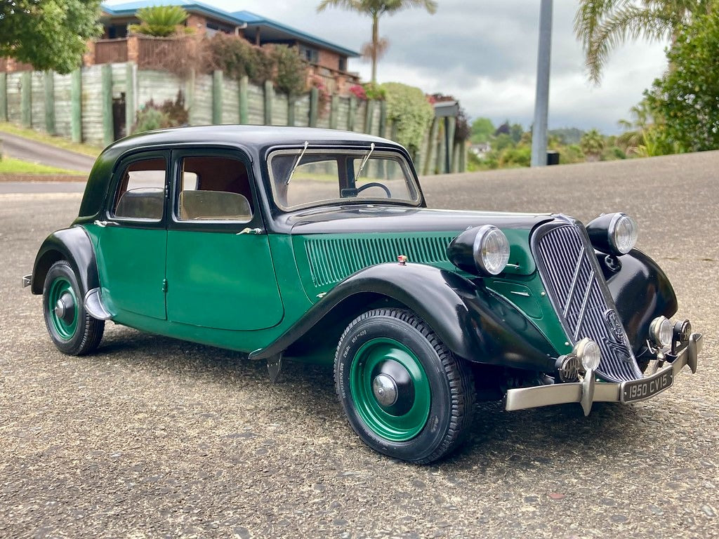 Heller 80799 -  Citroen 15 Six Traction Avant 1:8 Model Kit