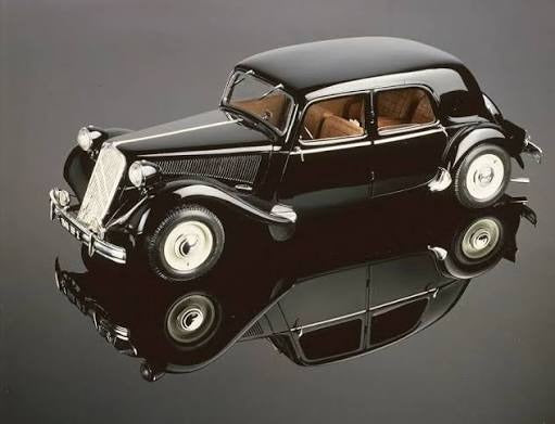 Heller 80799 -  Citroen 15 Six Traction Avant 1:8 Model Kit