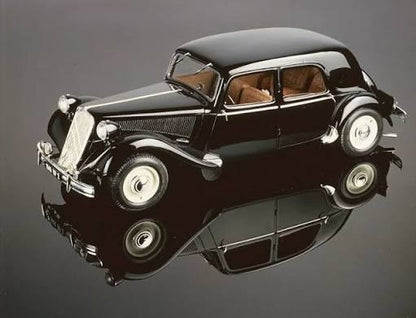 Heller 80799 -  Citroen 15 Six Traction Avant 1:8 Model Kit