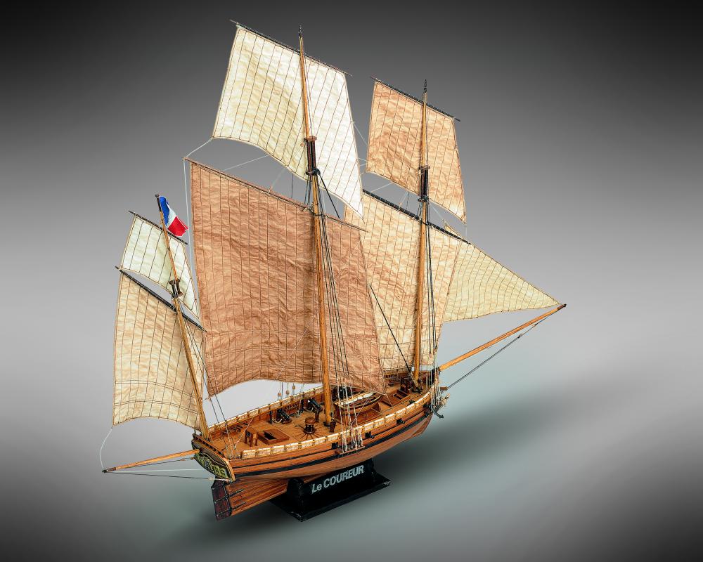 Dusek-Mamoli - Mamoli MV38 Le Coureur - Wood Plank-On-Frame Ship Model Kit - Length: 820 mm (33"), Height: 650mm (26") 1/54 Scale